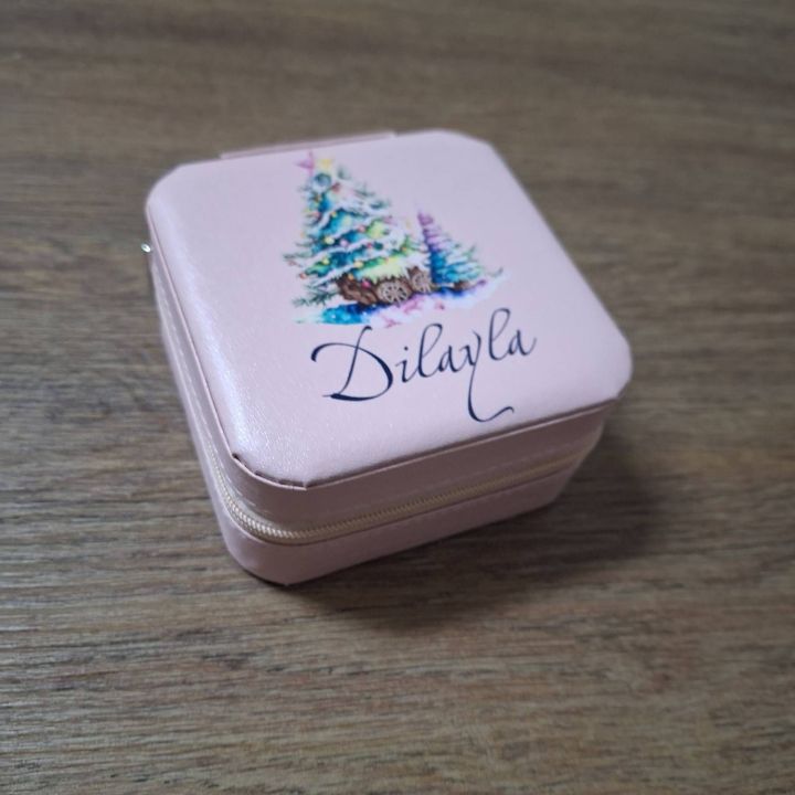 Коледна кутия за бижута с име и елхичка  като подарък за любимата дама, жена или момиче