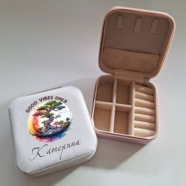 Персонализирана Кутия за Бижута с Име и Йога Дизайн с надпис Good vibes only за мотивиращи оригинални подаръци за жени